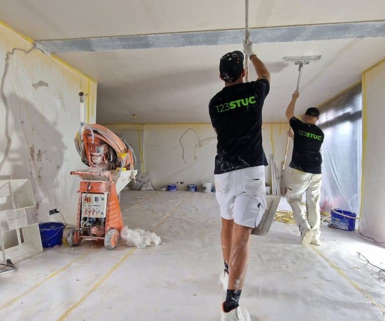 Stukadoors van 123stuc aan het werk in een woning
