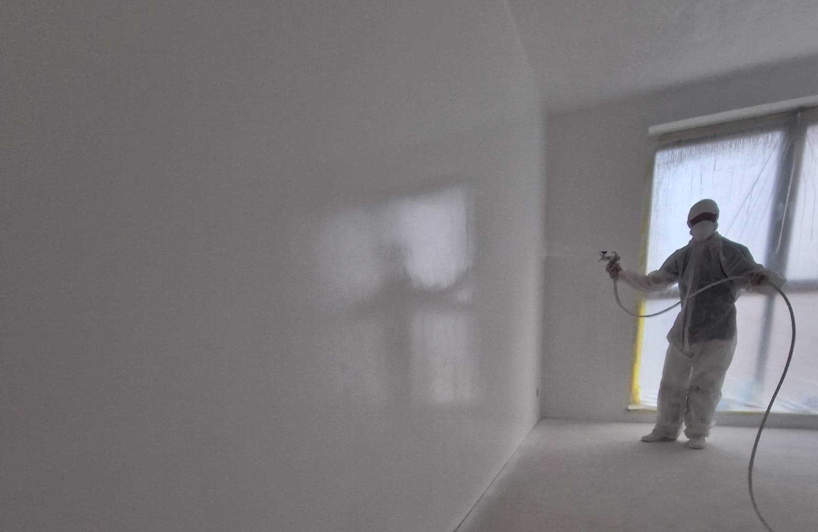Strak gestucte en gespoten wanden in een nieuwbouwwoning